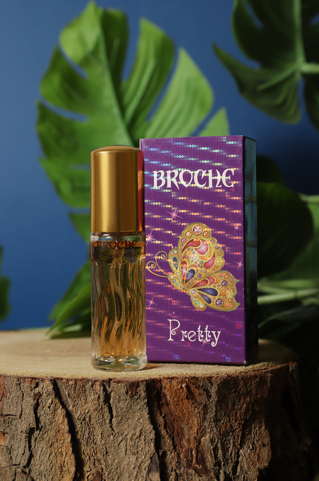 broche-pretty-perfume-15ml-bottle-and-packaging-on-wodden-surface-with-natural-background