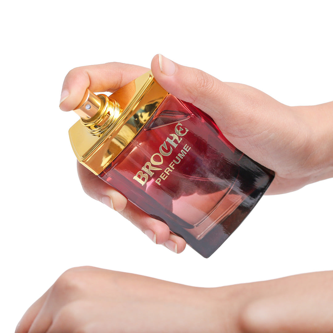 broche-fortune-eau-de-parfum-spraying-it-on-hand